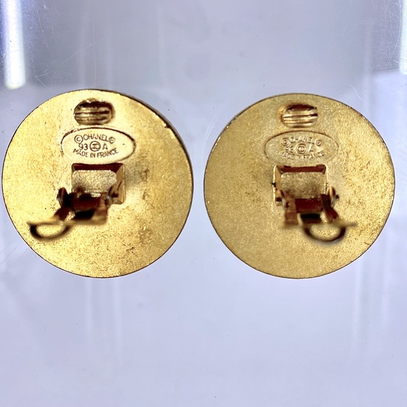 CHANEL Vintage Gold Sunburst CC Logo And Wood Clip Earrings - Picture 5 of 6